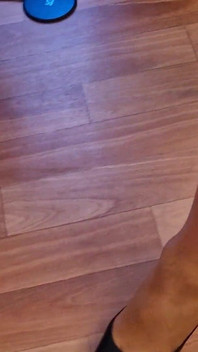 मेरे नए काले पंपों में कमिंग से पहले चलने का अभ्यास करना