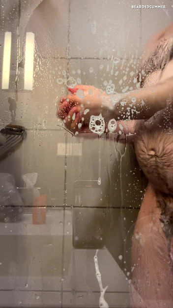 Beardedcummer: Owłosiony niedźwiedź bierze prysznic i popisuje się dużym brzuchem