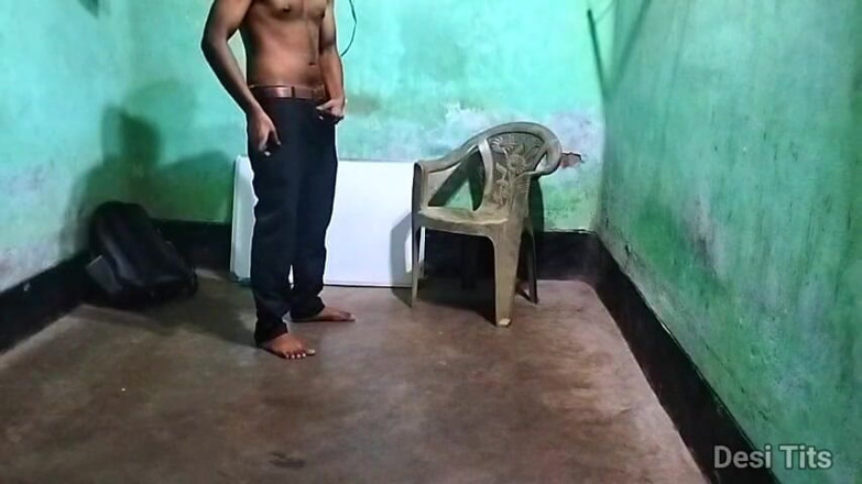 Desi Tits: Indische lerares buigt haar pik na de les alle studenten...