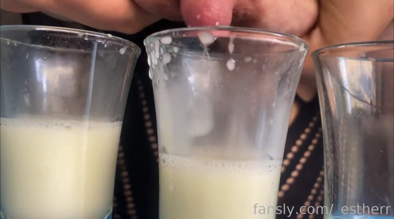 Esther Mommy: Riempio tre occhiali con latte materno fresco dal mio seno...