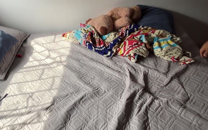 Cleo Denilo: O fată cu forme își masturbează fundul uriaș pe cameră