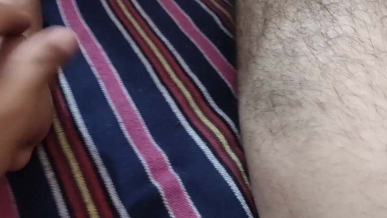 Desi Angel: Indická studentka si pronajímá sex video a užívá si jízdu...