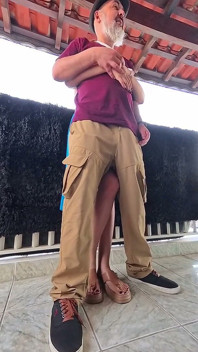 지루한 파티 중 발코니에서 몰래 플레이하기