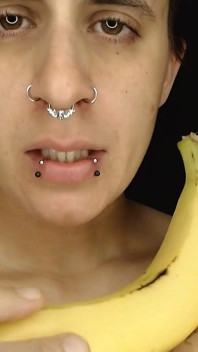 Cattivo mangiare feticcio banana piercing grandi labbra