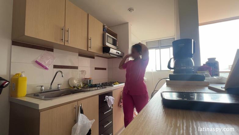 Latinaspy: Büyük götlü hizmetçi amını temiziyor ve sonra patronunu sıvazlıyor bölüm 1