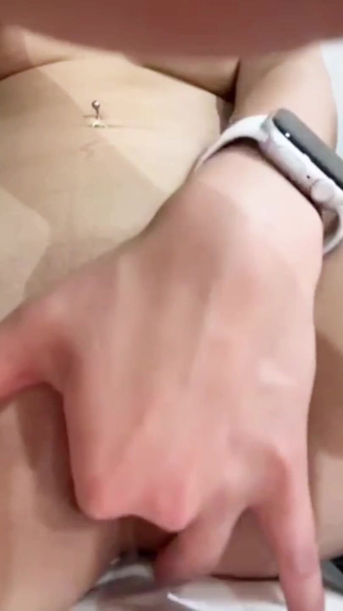 Miss Taiwan: Korean Tight Body Fingering Her Pussy