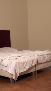 Náctiletá kráska tvrdě šuká v zákulisí klip
