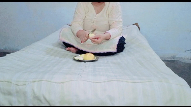 Silent boy: Tagliare la frutta e mangiare la frutta mia zia khati...