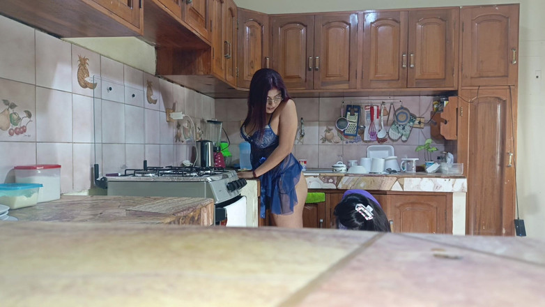 Lady: Lesbische seks tussen rondborstige stiefmoeder en weelderige stiefdochter in de...