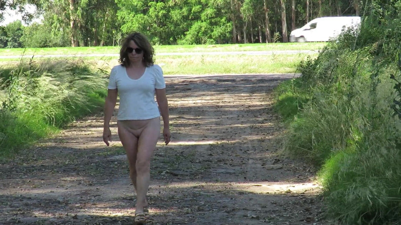 Milfcamsex: Patricia Walks...