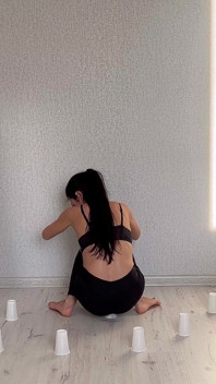 Reuzine vernietigt een stad met haar kont