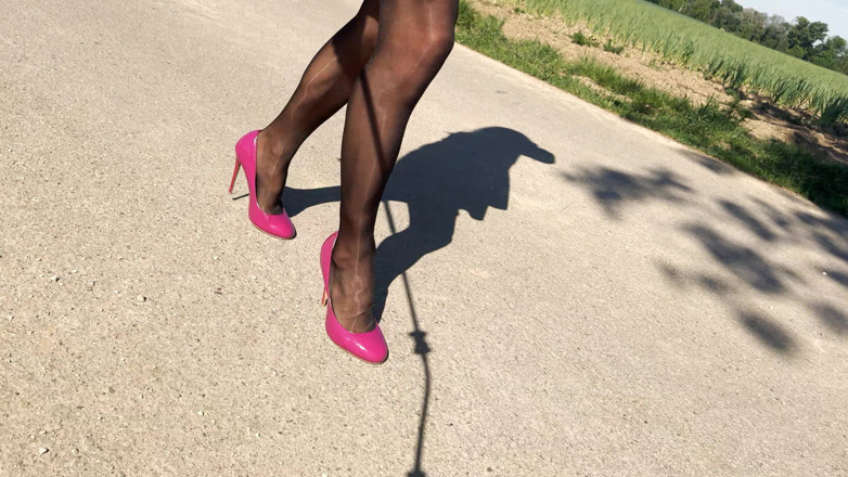 Loreleyadd: Sissy kissar spontant i sina nya nylonstrumpbyxor under en rast