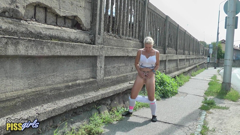 BA-PISSgirls: Luci adore pisser debout