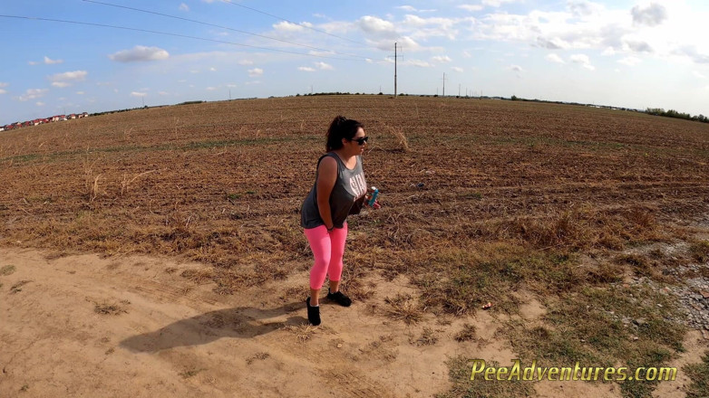 Pee Adventures: La ragazza grassa fa pipì molto attraverso le sue calze
