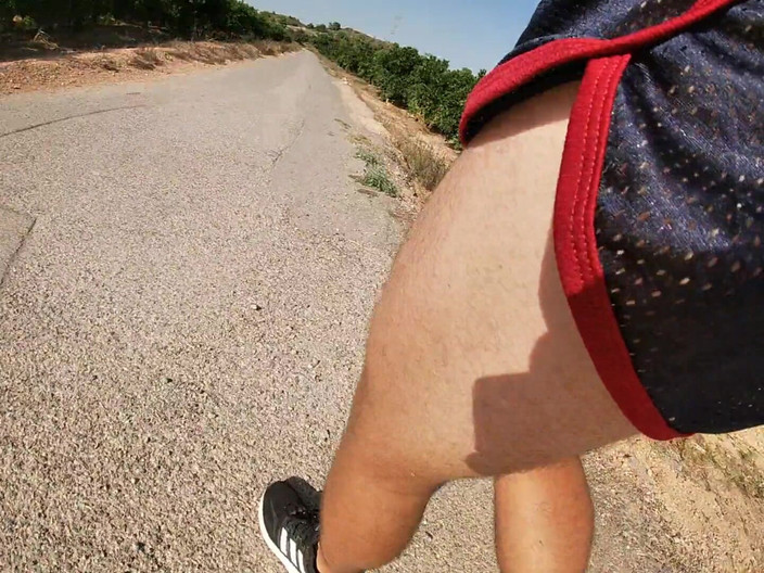 Cool Body: すごく熱い!ピカピカのシースルーのコックスポーツショーツを履いて勃起したペニスを出して走る