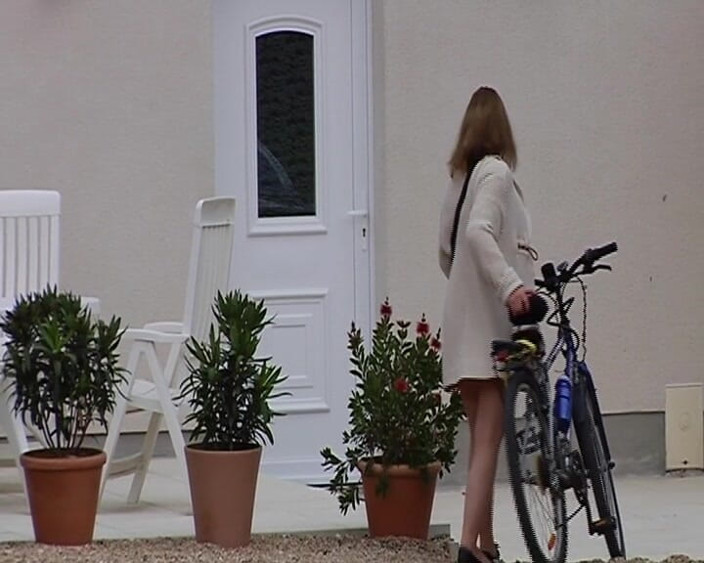 Monde Francais: Pretty French lady gets anally banged in the bathroom