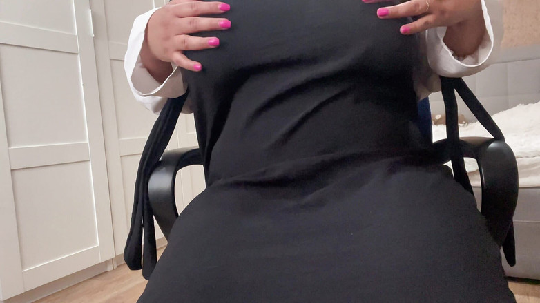 Lux Eva: Syrská MILF sedí na webovém chatu a hladí si klitoris....