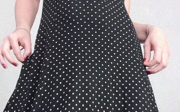 Adele Amber: 裙底撒尿