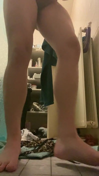 男はパンツに小便をし、自分のケツの穴をファックする
