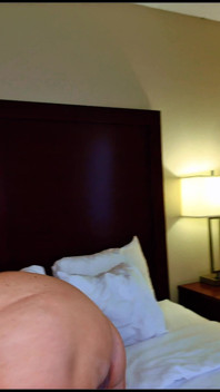 Sexy manželka se setkává se svým velkým černým býkem na večer šukání a chovu