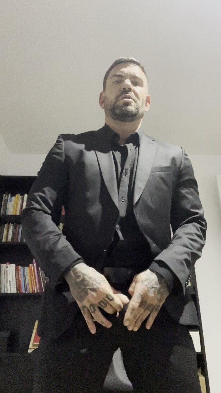 Juan Lucho Gay: Snygg Kille Onanerar I Kostym