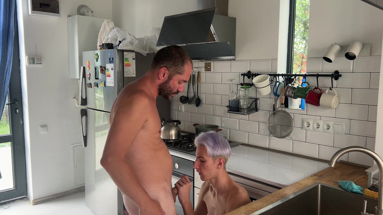 Sandro Jenner: Styvfar knullade en söt twink i köket i munnen och...