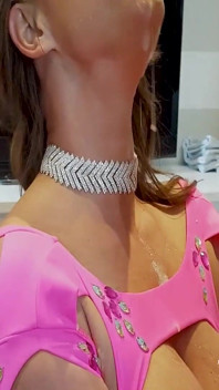 แม่เลี้ยงหน้าอกใหญ่อมควยมากกว่า 10 ครั้ง
