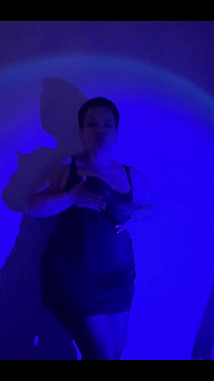 KarmenMilf: 每个人都有一个美好的夜晚，我对新的照明感到兴奋