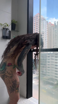 Awek dengan dua lidah mencukur untuk awak