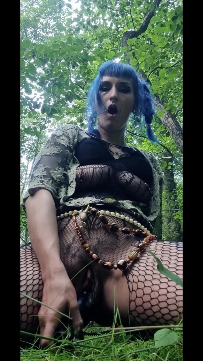 Mania Pigmilk: Gobilngirly fait des tours de gode dans la forêt