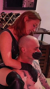 Sensual Leather Handsmothering with Inanna Justice
