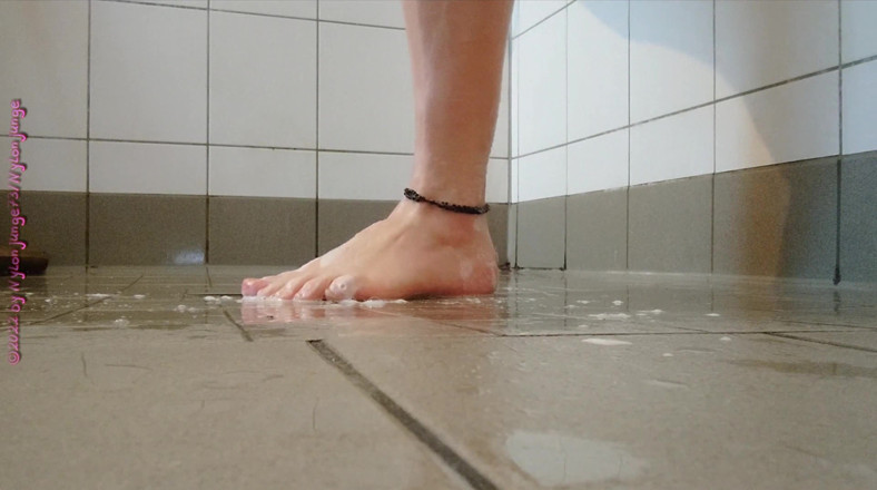 Carmen_Nylonjunge: Pies pegajosos en la ducha