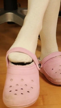 Layered socken necken - schmutzige weiße overknees &zerrissene schwarze nylons