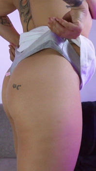 MILF latina sexy si masturba mentre si cambia biancheria intima