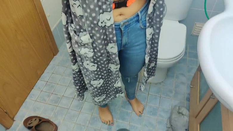 Miss Squirting: Meminta ibu tiri untuk melucutkan kaki saya berakhir dengan pancutan...