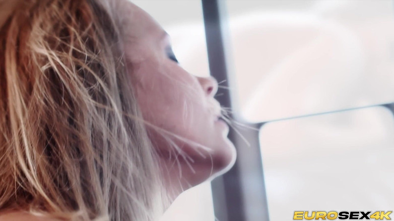 Porn Gutter: Cô bé tóc vàng colette làm tan chảy trục của...