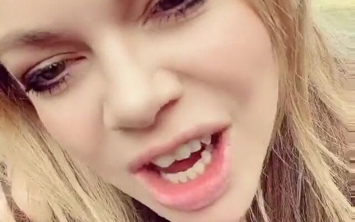 얼리샤 로즈: 아름다운 날에 일광욕을 하면서 내 작은 키티와 놀고