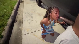 La ragazza sposata succhia il mio cazzo nel parcheggio come un sacco lucertola per la fermata del camion gratuito