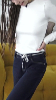 ¡Queremos ponernos en pie! ¡A las chicas de los pies les encanta en las plantas de sus pies!