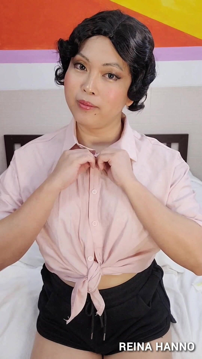 Reina Hanno: Vintage Ladyboy Reina Hanno revela seu ladycock suculento para gozar...