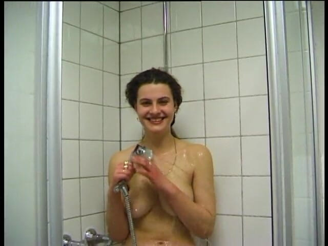 Lucky Cooch: Prsatá brunetka kouří tvrdý dong v koupelně