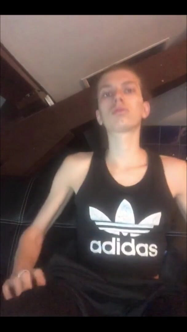 iamtonyrey: Jeune Twink Français Se Branle En Reniflant Ses Baskets Jusqu’à...