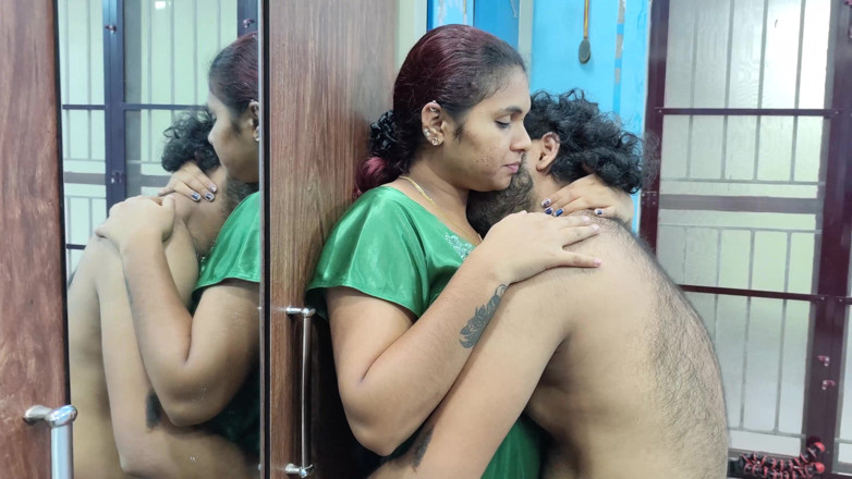 Vaishnavysharunraj: Prensa de tetas con beso de culo y frotar coño...