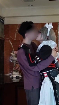 순수한 이미지를 가진 코스플레이어는 비밀의 면을 드러내며, 이벤트 후 분위기는 친밀한 비밀 만남으로 바뀝니다.