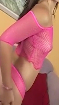 Flaca morena obtiene coño peludo devorado y chupa palpitante polla