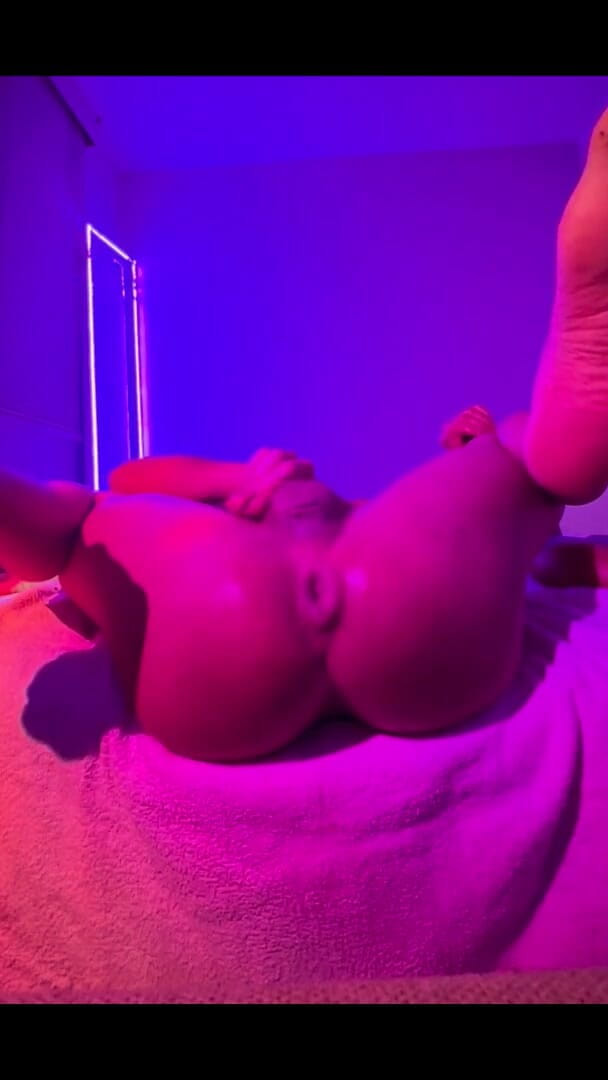 Yours hole ly: Siapa yang datang untuk menyembah Tapak kaki dan pepek ini?