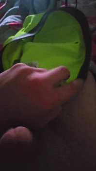 Pomocí podprsenky My Step Sis, aby mi pomohla stříkat v její zelené podprsence Nike Pro Sport