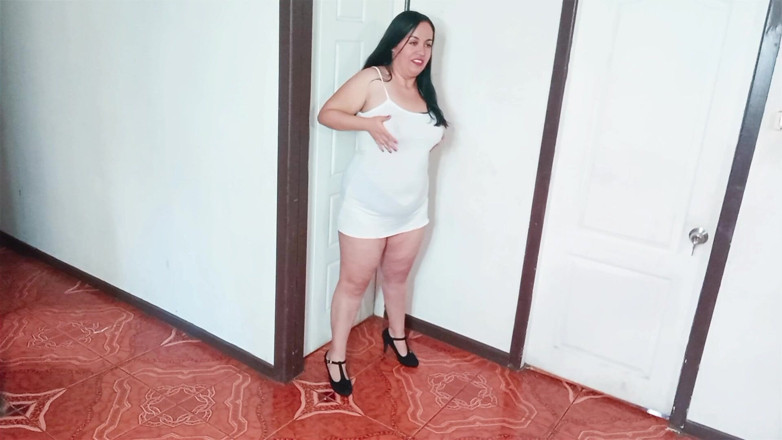 Kellyhotstepmom: Sayang, kamu suka nggak sih aku dengan baju putih nggak?