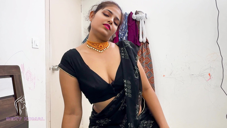 Sexy Komal: Ketika lemari Komal tidak terbuka, tetangga datang untuk membantu