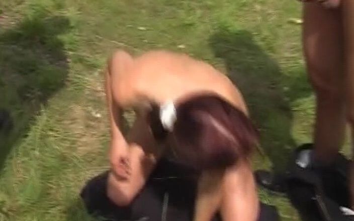 German Threesome: 德国女大学生在公园里被双插
